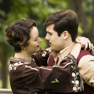 Nos próximos capítulos da novela 'Éramos Seis', Alfredo (Nicolas Prattes) e Adelaide (Joana de Verona) se encontram com Inês (Carol Macedo) e Carlos (Danilo Mesquita) no cinema