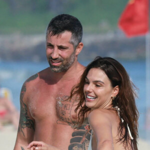 Isis Valverde comemora enquanto joga altinha com amigos