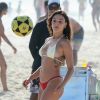 Isis Valverde apostou em um biquíni bicolor e jogou bola com amigos na praia
