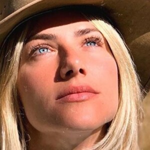 Giovanna Ewbank faz foto com cadela na cama e pet chama atenção 