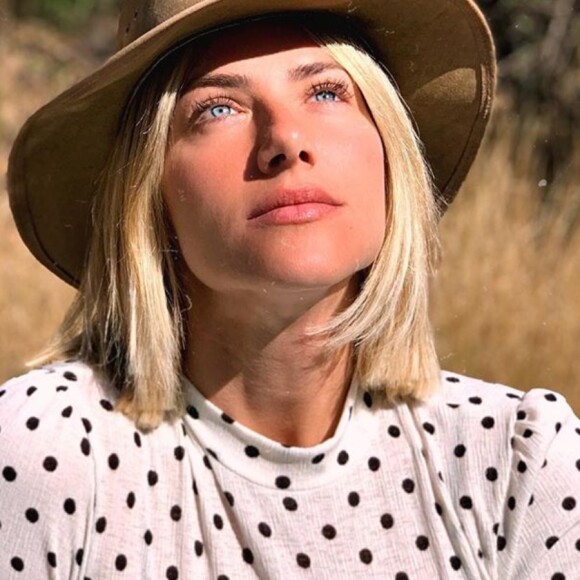 Giovanna Ewbank faz foto com cadela na cama e pet chama atenção 