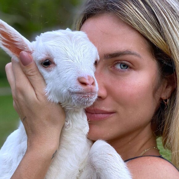 Giovanna Ewbank registrou o momento com o pet em seu quarto