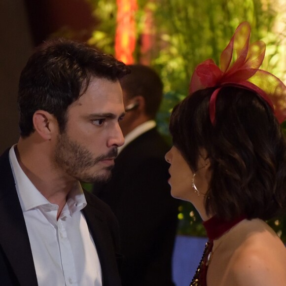 Sthefany Brito é a garota de programa Donatella, vítima de relacionamento abusivo do namorado, Tobias (Thiago Rodrigues), na novela 'Amor Sem Igual'