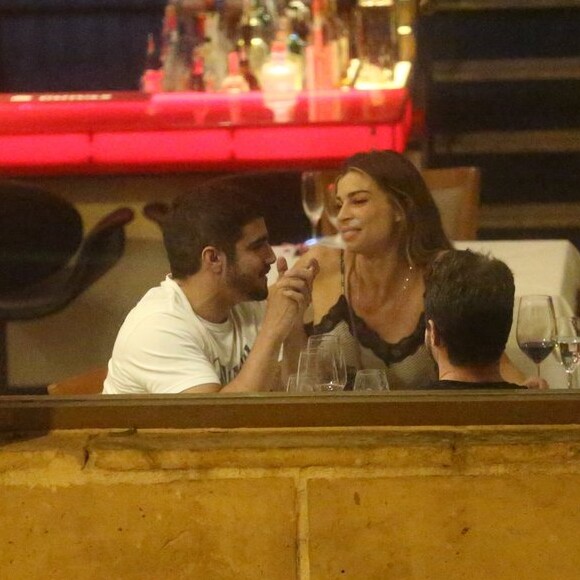 Grazi Massafera e Caio Castro estão vivendo um romance discreto: os dois já foram vistos juntos e usam aneis parecidos, mas não comentam a relação em público