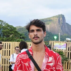 Breno Leone curte ensaio de Carnaval de Anitta no Jockey Club, na zona sul do Rio de Janeiro, na noite deste domingo, 12 de janeiro de 2019