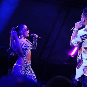 Anitta e Gaab cantam juntos em palco de show pré-carnaval