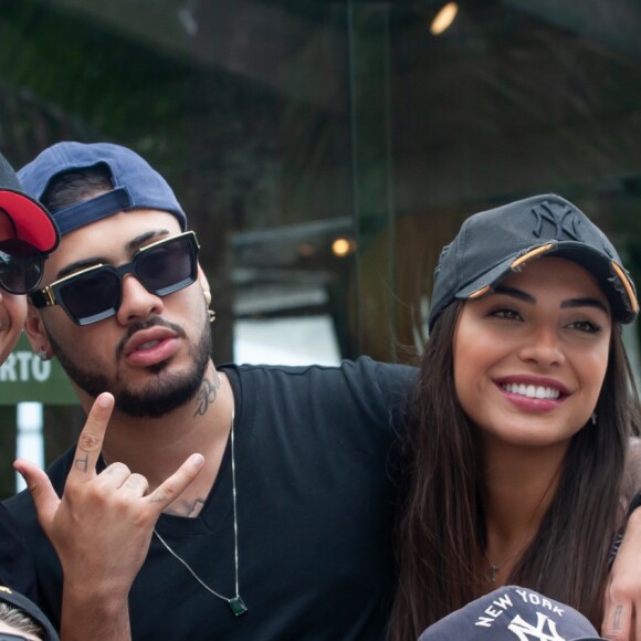 Kevinho e Gabriela Versiani foram clicados em clima de diversão e intimista no restaurante Ammo Beach, em Jurerê, Santa Catarina