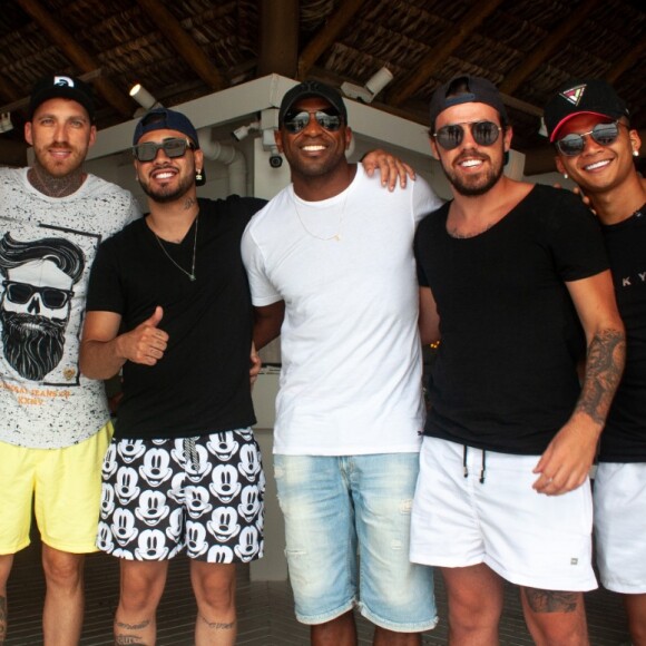 Kevinho posta com amigos no restaurante Ammo Beach, em Jurerê, Santa Catarina, neste último fim de semana