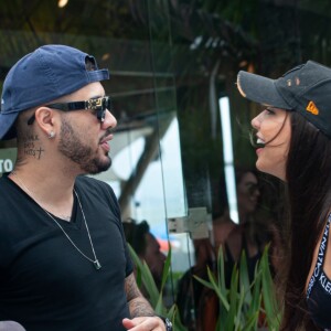 Kevinho e Gabriela Versiani se divertem juntos no restaurante Ammo Beach, em Jurerê, Santa Catarina