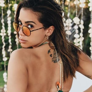 Anitta usa maiô fio-dental com neon e barriga à mostra para foto com DJ. Veja foto nesta quarta-feira, dia 15 de janeiro de 2020