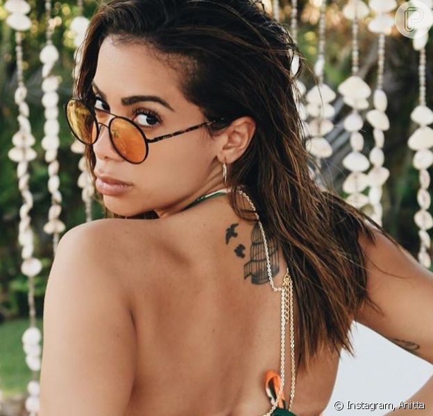 Anitta Usa Maiô Fio Dental Com Neon E Barriga à Mostra Para Foto Com Dj