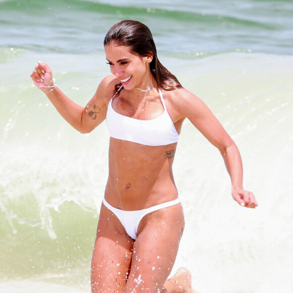 Anitta, com looks cheios de estilo, tem aproveitado o verão carioca na praia e também em casa, na piscina