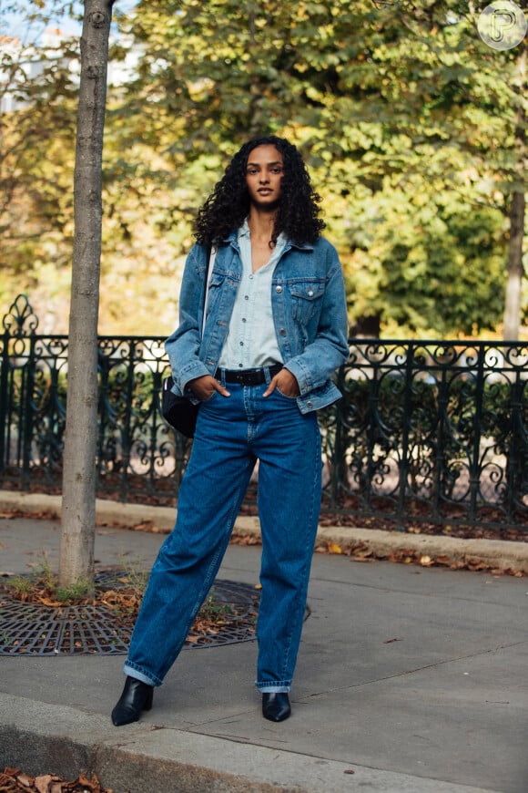 Calça jeans na moda em 2020: camisa social e jaqueta jeans são uma boa aposta para deixar o look fashion