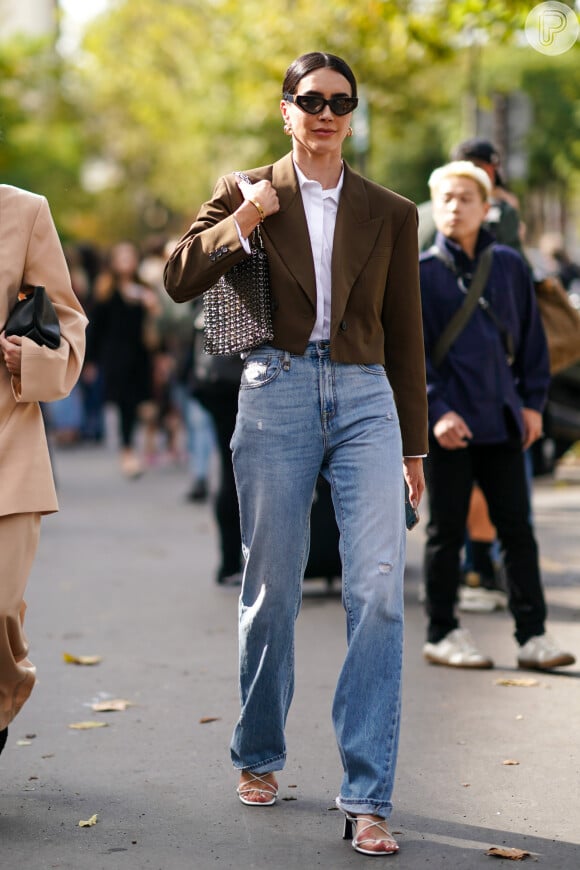 Calça jeans na moda em 2020: modelo com corte reto fica elegante com complementos mais sofisticados, como blazer e salto