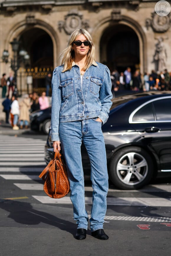 Calça jeans na moda em 2020: modelo reto numa produção all jeans fica superfashion