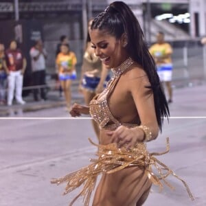 Munik Nunes deixa fio-dental em evidência em look de ensaio de Carnaval