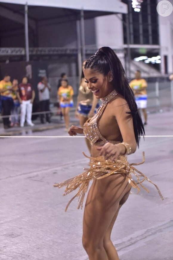 Munik Nunes deixa fio-dental em evidência em look de ensaio de Carnaval