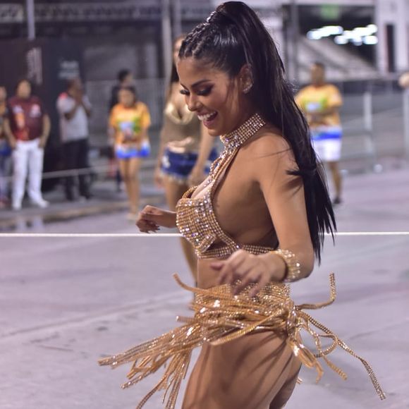 Munik Nunes deixa fio-dental em evidência em look de ensaio de Carnaval