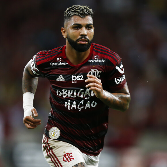 Gabigol foi filmado fazendo um gesto de gravidez e apontando para Rafaella Santos após uma vitória do Flamengo