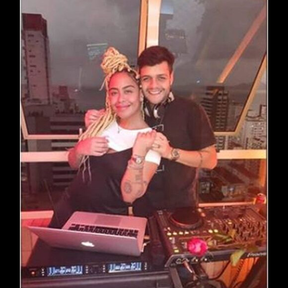 Rafaella Santos apareceu ao lado do DJ Luan Pantel e sua barriguinha roubou a cena