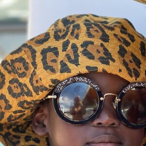 Filho de Giovanna Ewbank e Bruno Gagliasso, Bless ostenta estilo com chapéu de oncinha e óculos de sol