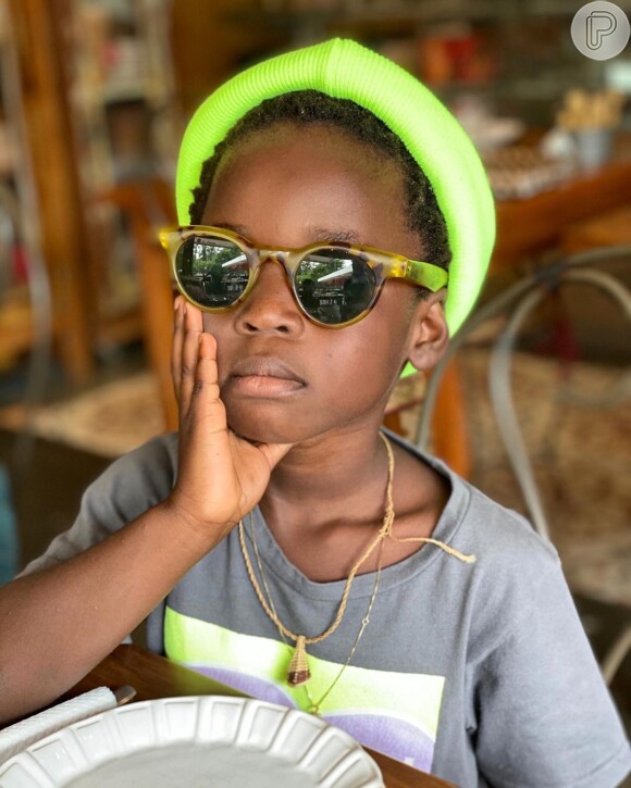 Filho de Giovanna Ewbank, Bless posa com touca neon e óculos de sol estampado
