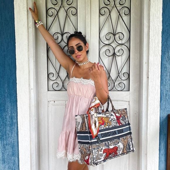 A maxibolsa da Dior foi a escolha de Jade Seba para um look praiano