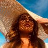 O tamanho maxi em chapéus, além de proteção contra o sol, garante fotos ótimas, como essa de Juliana Paes