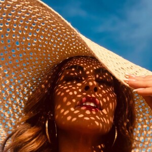 O tamanho maxi em chapéus, além de proteção contra o sol, garante fotos ótimas, como essa de Juliana Paes