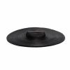 O chapéu  Maxi de palha preto ELIURPI é ideal para quem é discreta, mas quer entrar na trend: a peça custa R$ 2,4 mil na Farfetch