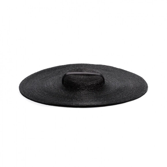 O chapéu  Maxi de palha preto ELIURPI é ideal para quem é discreta, mas quer entrar na trend: a peça custa R$ 2,4 mil na Farfetch
