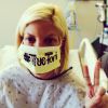 Com suspeita de Ebola, Tori Spelling posa no quarto do Cedars Sinai Hospital com máscara cirúrgica