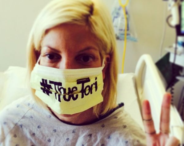 Tori Spelling Isolada Com Suspeita De Ebola Posta Foto Com Mascara Cirurgica Purepeople