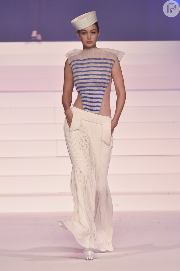 Gigi Hadid usa look com pegada navy com blusa triangular