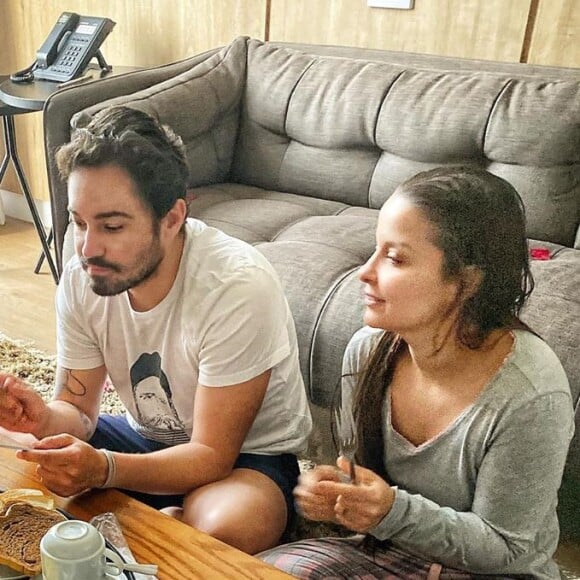 Entre idas e vindas, Maiara e Fernando estão juntos há um ano
