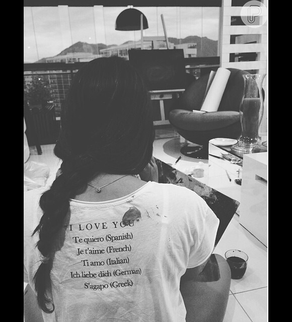 Bruna Marquezine aparece com uma camisa com a frase 'Eu te Amo' em vários idiomas, em 22 de outubro de 2014
