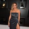 A cantora Jojo apostou em vestido metalizado modelo tomara que caia e fenda poderosa para o Grammy Awards 2020