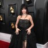Camila Cabello desfilou com vestido tomara que caia Atelier Versace no red carpet do Grammy Awards 2020