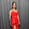 Ella Mai combinou decote, fenda e babados em seu look do Grammy Awards 2020