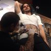 Fiuk também fez uma tatuagem na barriga em julho de 2014