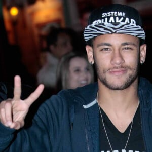 Neymar é tietado por pai de Valentin em foto com Davi Lucca e o bebê nesta quarta-feira, dia 29 de janeiro de 2020