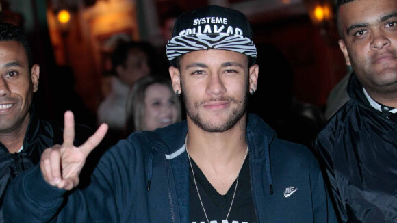 Neymar posa com Davi Lucca e o irmão, Valentin, e pai do bebê tieta: 'Amo vocês'