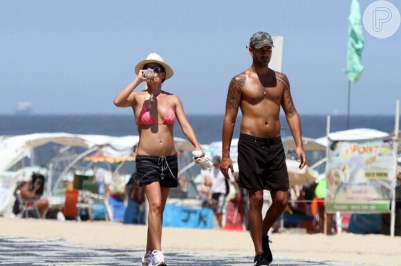 Carolina Ferraz, depois de reatar com Marcelo Marins, se exercita com o namorado em orla do Rio de Janeiro, em 25 de fevereiro de 2013