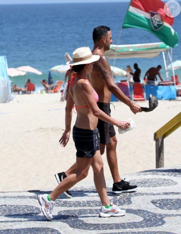 Carolina Ferraz, depois de reatar com Marcelo Marins, se exercita com o namorado em orla do Rio de Janeiro, em 25 de fevereiro de 2013