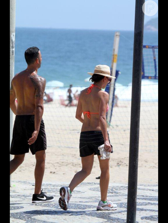 Carolina Ferraz, depois de reatar com Marcelo Marins, se exercita com o namorado em orla do Rio de Janeiro, em 25 de fevereiro de 2013