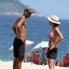 Carolina Ferraz e Marcelo Marins se exercitam em praia do Rio