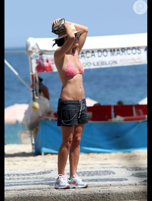 Carolina Ferraz, depois de reatar com Marcelo Marins, se exercita com o namorado em orla do Rio de Janeiro, em 25 de fevereiro de 2013