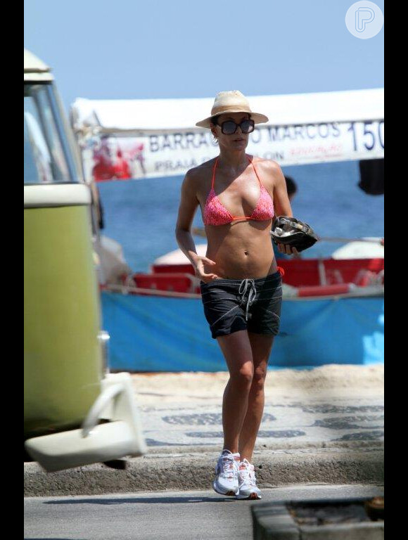 Carolina Ferraz, depois de reatar com Marcelo Marins, se exercita com o namorado em orla do Rio de Janeiro, em 25 de fevereiro de 2013