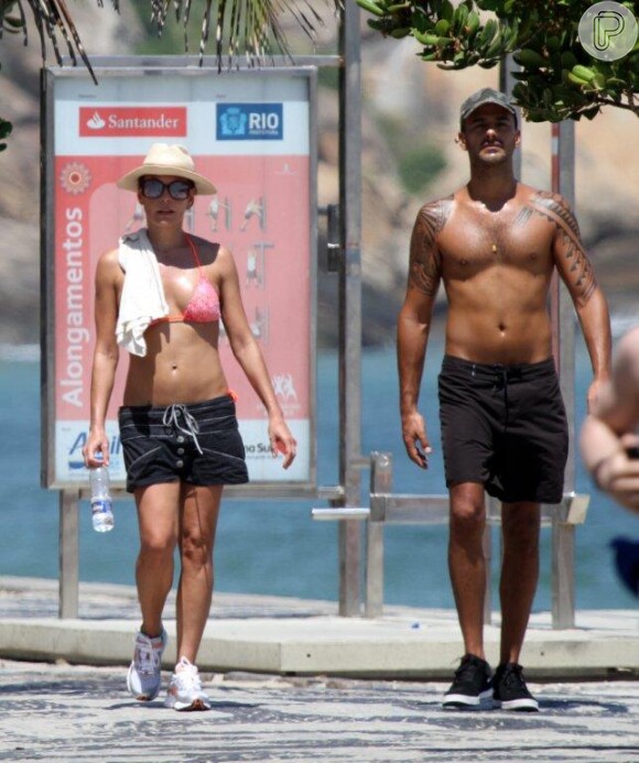 Carolina Ferraz, depois de reatar com Marcelo Marins, se exercita com o namorado em orla do Rio de Janeiro, em 25 de fevereiro de 2013