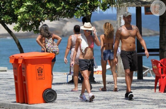 Carolina Ferraz, depois de reatar com Marcelo Marins, se exercita com o namorado em orla do Rio de Janeiro, em 25 de fevereiro de 2013